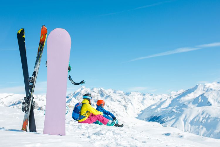 Snowboard a lyže