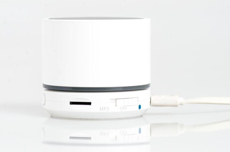 Nabíjanie bluetooth reproduktoru cez micro USB konektor