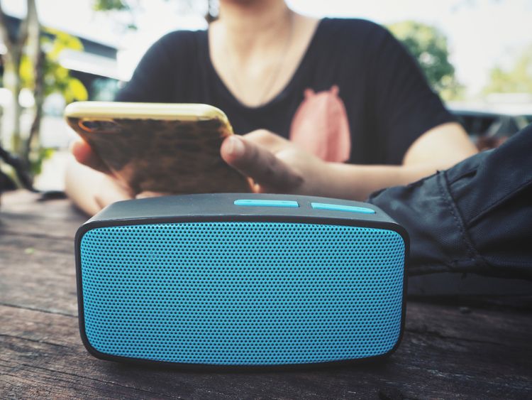Spárovaný smartphone a bluetooth reproduktor