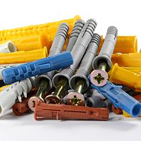 Hmoždinky do tehly, polystyrénu aj sadrokartónu: Viete, ktoré a kedy použiť?