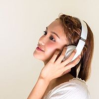 Najlepšie bezdrôtové slúchadlá s Bluetooth. Recenzie chvália JBL, Xiaomi a Samsung