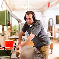 Najlepšie hobľovačky na drevo s prieťahom sú Metabo, DeWalt a Scheppach