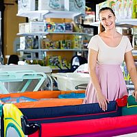 Vyberáte cestovnú postieľku? Všímajte si možnosti aj cenu