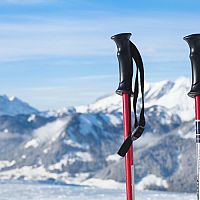 Aké sú najlepšie lyžiarske palice pre deti a dospelých? Rozhoduje veľkosť a materiál