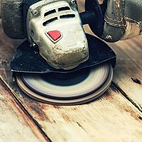 Najlepšie uhlové brúsky 230 a 125 mm. Recenzie chvália karbobrúsky Makita a Bosch