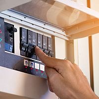 Prepäťová ochrana do rozvádzača, zásuvky aj predlžovačky – Ako to funguje?