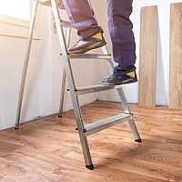 Drevený alebo hliníkový rebrík? Výsuvné porážajú maliarske