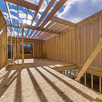 Drevodom na kľúč aj svojpomocne – výhody, nevýhody, ceny a projekty