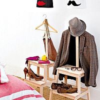 Nemý sluha – drevený alebo chrómový vešiak na šaty