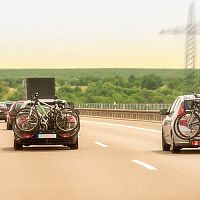 Nosič bicyklov na ťažné, na strechu a na zadné dvere. Najlepšie od Thule, Menabo či z Decathlonu