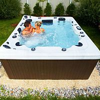 Vlastná vonkajšia jacuzzi, vírivka na záhrade? Ako vybrať?