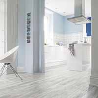 Samolepiaca vinylová podlaha do kuchyne aj kúpeľne. Cena, výhody a nevýhody.