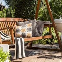 Záhradné hojdačky. Kovové alebo drevené