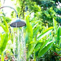 Solárne záhradné sprchy so zásobníkom sú skvelé nielen k bazénom