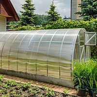 Skleník zo skla alebo Lexanu (polykarbonátu)? Ktoré sú najlepšie a aká je ich cena