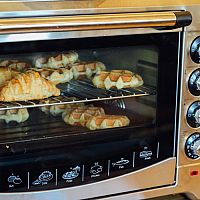 Mini rúru na pečenie kúpite aj s dvojplatničkou a mikrovlnkou. Recenzie odporúčajú značky Tefal aj Orava