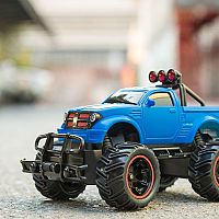 Aké RC auto na diaľkové ovládanie do terénu či na cestu? Sú lepšie elektrické alebo RC autá na benzín?