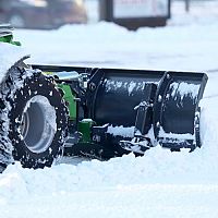 Akú snehovú frézu? Elektrickú alebo jednostupňovú či dvojstupňovú benzínovú?