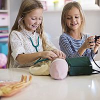 Akú kúpiť bábiku pre 2- či 3-ročné dievčatko? Látkovú, Barbie či Zapf Baby born?