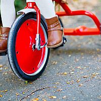 Ako vybrať najlepšiu detskú trojkolku? Skúsenosti odporúčajú trojkolky s vodiacou tyčou