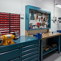 Aký stôl do dielne? Umývateľné ponky a skladacie s dvierkami