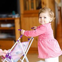 Aj lacný kočík pre bábiky môže byť kvalitný. Obľúbené sú retro aj prútené kočíky