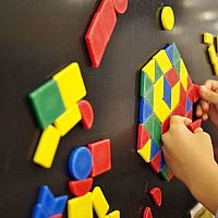 Magnetická farba na stenu? Čierna aj biela sú hit