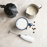 Automatický alebo ručný napeňovač mlieka? Najlepšie značky podľa recenzií sú Tescoma, Orava či Sencor