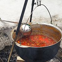 Gulášové kotlíky a kotliny na dom, chatu aj záhradu