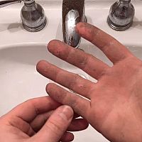 Ako odstrániť sekundové lepidlo z ruky a prstov, kože, plastu, dreva, skla a textilu?