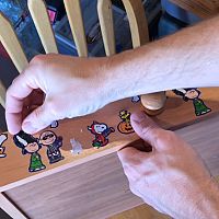 Ako odstrániť nálepky z nábytku a etikety z fliaš