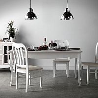 Bonami jedáleň s bielym stolom a stoličkami