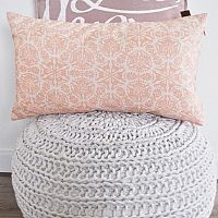 Sivý pletený puf na sedenie