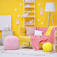 Ružový puf na sedenie