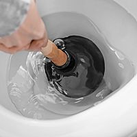 Čistenie upchatého odtoku WC zvonom