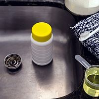 Čistenie upchatého odtoku sódou bikarbónou, octom a citrónom