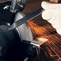 Brúsenie nožov doma ocieľkou nestačí. Vyskúšajte profesionálne brúsenie