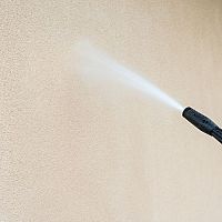 Ako vyčistiť fasádu domu od blata od lastovičiek?