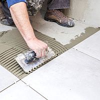 Špárovačka – ako vybrať škárovaciu hmotu na dlažbu, kameň, tehlový obklad