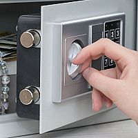 Ako vybrať domáci trezor na peniaze, cennosti či zbrane? Populárne sú zabudované i nábytkové trezory