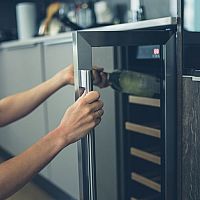 Najlepšia dvojzónová elektrická vinotéka – super domáca chladnička na víno