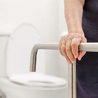 Ako zariadiť kúpeľňu pre seniorov. Bezbariérové kúty aj celé kúpeľne