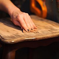 Ako svojpomocne zrenovovať starý nábytok? Pomôže aj kvalitný včelí vosk