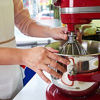 KitchenAid Artisan recenzia. Kuchynský robot má bohaté príslušenstvo