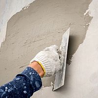 Sanačné omietky proti vhlkosti do kúpeľne aj pivnice