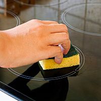 Ako jednoducho vyčistiť sklokeramickú dosku?