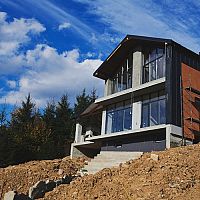 Stavba domu na svahu a svahovitom pozemku – výhody a nevýhody