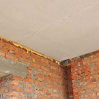 Tepelné mosty v byte okolo okien aj po zateplení. Riešenie je jednoduché