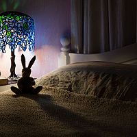 Tiffany lampy a lustre do interiéru