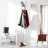 Moderné kovové stojanové vešiaky ako doplnok do predsiene